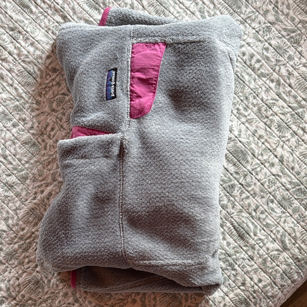 Patagonia Women’s Fleece Pullover in Gray and Pink